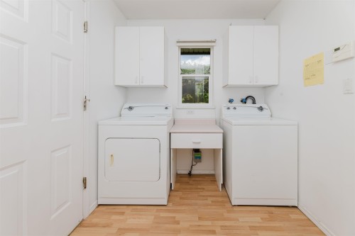 5078 Bay Road, Sechelt, BC - Indoor Photo Showing Laundry Room