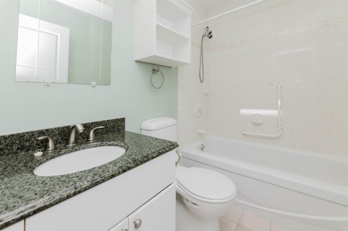 5078 Bay Road, Sechelt, BC - Indoor Photo Showing Bathroom