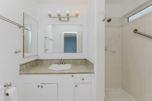5078 Bay Road, Sechelt, BC - Indoor Photo Showing Bathroom