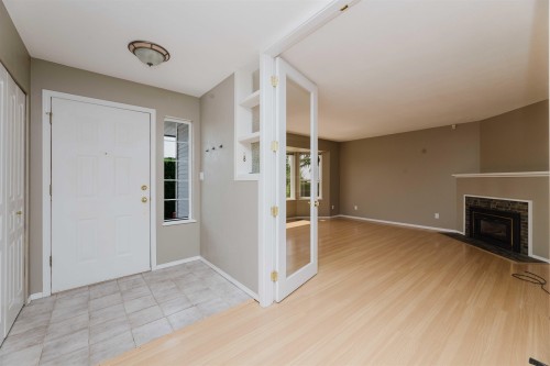 5078 Bay Road, Sechelt, BC - Indoor With Fireplace