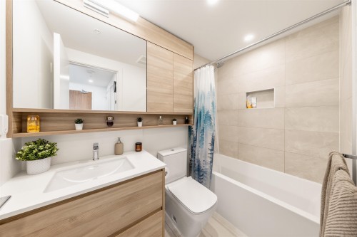 2507-595 Austin Avenue, Coquitlam, BC - Indoor Photo Showing Bathroom