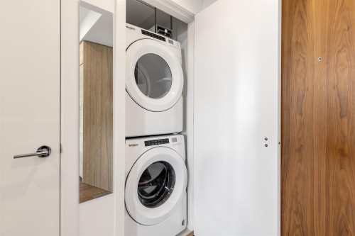2507-595 Austin Avenue, Coquitlam, BC - Indoor Photo Showing Laundry Room
