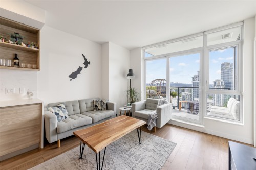 2507-595 Austin Avenue, Coquitlam, BC - Indoor Photo Showing Living Room