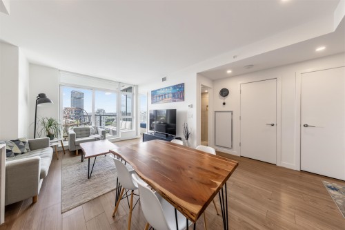 2507-595 Austin Avenue, Coquitlam, BC - Indoor Photo Showing Living Room