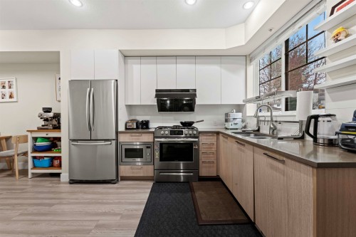 7-5132 Canada Way, Burnaby, BC - Indoor Photo Showing Kitchen With Double Sink