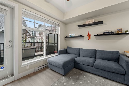 7-5132 Canada Way, Burnaby, BC - Indoor Photo Showing Living Room