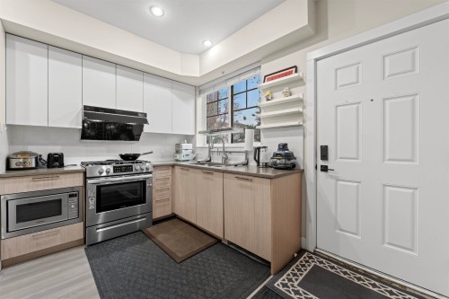 7-5132 Canada Way, Burnaby, BC - Indoor Photo Showing Kitchen