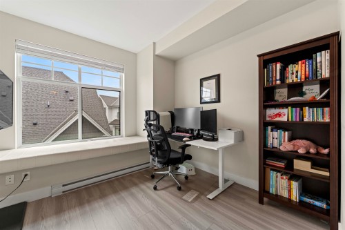 7-5132 Canada Way, Burnaby, BC - Indoor Photo Showing Office