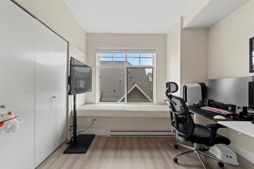 7-5132 Canada Way, Burnaby, BC - Indoor Photo Showing Office