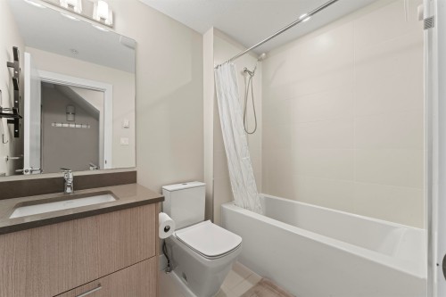 7-5132 Canada Way, Burnaby, BC - Indoor Photo Showing Bathroom