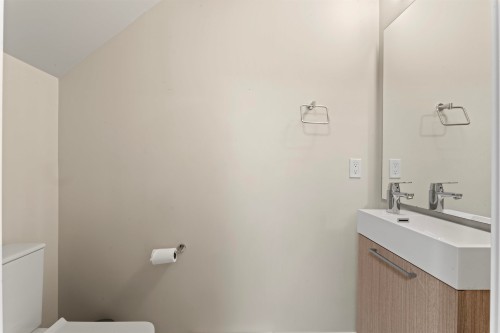 7-5132 Canada Way, Burnaby, BC - Indoor Photo Showing Bathroom