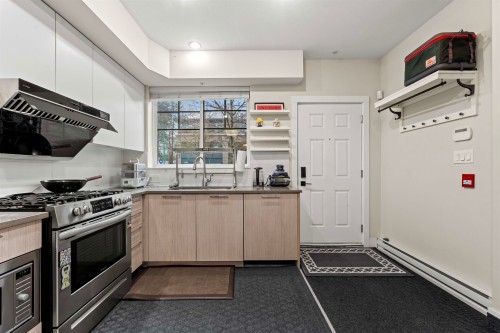 7-5132 Canada Way, Burnaby, BC - Indoor Photo Showing Kitchen