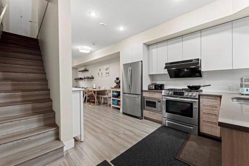 7-5132 Canada Way, Burnaby, BC - Indoor Photo Showing Kitchen