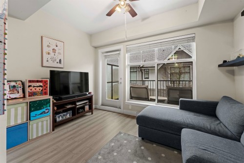 7-5132 Canada Way, Burnaby, BC - Indoor Photo Showing Living Room