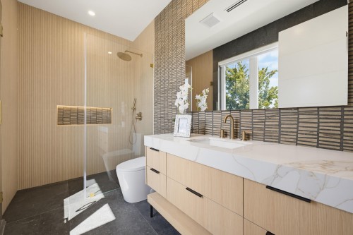 6383 Grant Street, Burnaby, BC - Indoor Photo Showing Bathroom