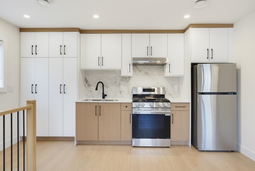 6383 Grant Street, Burnaby, BC - Indoor Photo Showing Kitchen With Double Sink