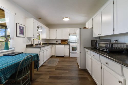3148 Lancaster Place, Port Coquitlam, BC - Indoor Photo Showing Kitchen