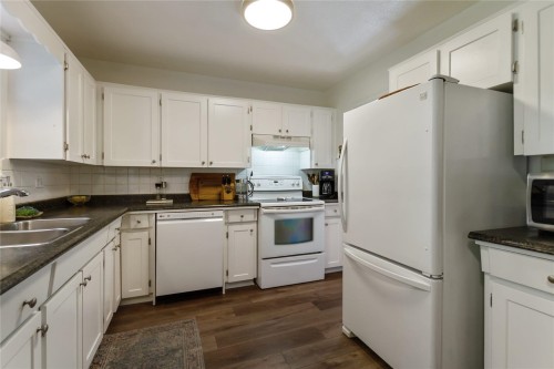 3148 Lancaster Place, Port Coquitlam, BC - Indoor Photo Showing Kitchen With Double Sink