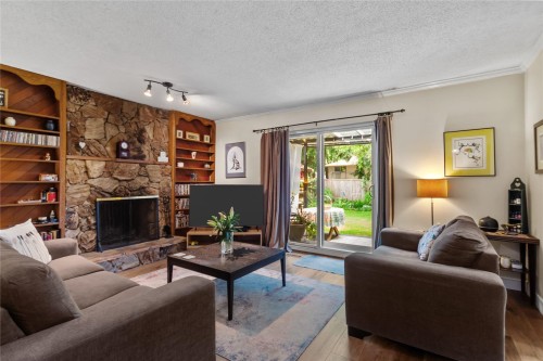 3148 Lancaster Place, Port Coquitlam, BC - Indoor Photo Showing Living Room With Fireplace