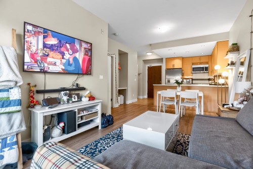 202-4710 Hastings Street, Burnaby, BC - Indoor Photo Showing Living Room