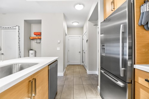202-4710 Hastings Street, Burnaby, BC - Indoor Photo Showing Kitchen