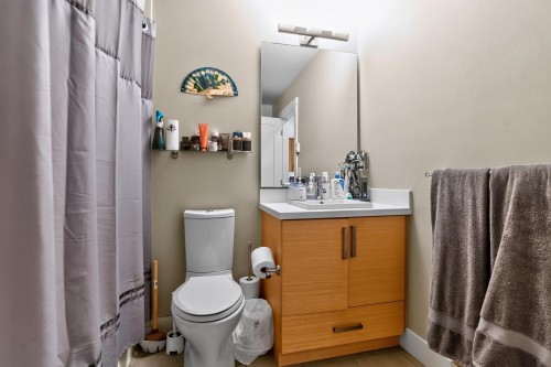 202-4710 Hastings Street, Burnaby, BC - Indoor Photo Showing Bathroom