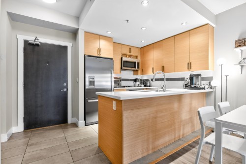 202-4710 Hastings Street, Burnaby, BC - Indoor Photo Showing Kitchen