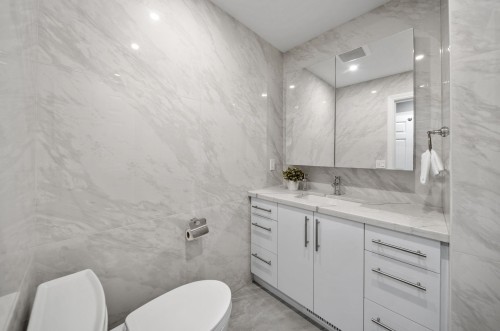 2480 Gale Avenue, Coquitlam, BC - Indoor Photo Showing Bathroom