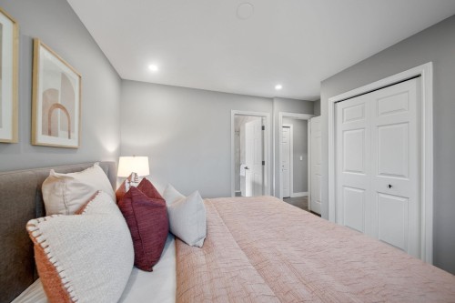 2480 Gale Avenue, Coquitlam, BC - Indoor Photo Showing Bedroom