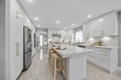 2480 Gale Avenue, Coquitlam, BC - Indoor Photo Showing Kitchen With Upgraded Kitchen