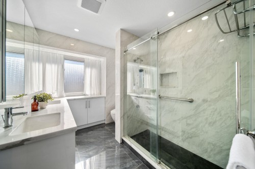 2480 Gale Avenue, Coquitlam, BC - Indoor Photo Showing Bathroom