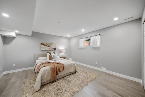 2480 Gale Avenue, Coquitlam, BC - Indoor Photo Showing Bedroom