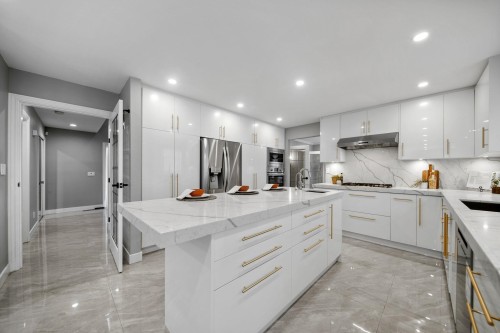 2480 Gale Avenue, Coquitlam, BC - Indoor Photo Showing Kitchen With Upgraded Kitchen
