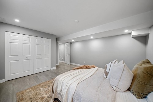 2480 Gale Avenue, Coquitlam, BC - Indoor Photo Showing Bedroom
