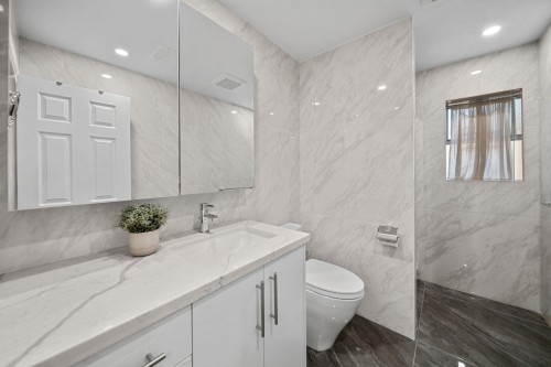 2480 Gale Avenue, Coquitlam, BC - Indoor Photo Showing Bathroom