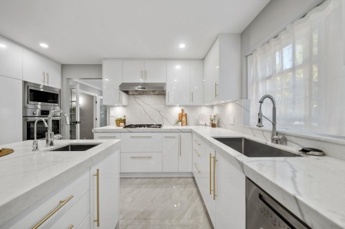 2480 Gale Avenue, Coquitlam, BC - Indoor Photo Showing Kitchen With Upgraded Kitchen