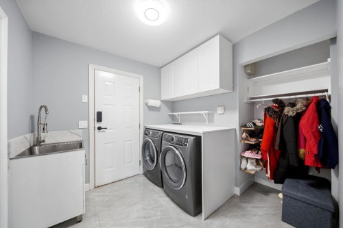 2480 Gale Avenue, Coquitlam, BC - Indoor Photo Showing Laundry Room