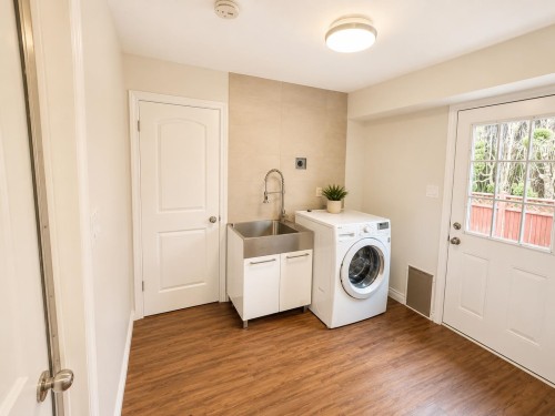 10860 Bromley Place, Richmond, BC - Indoor Photo Showing Laundry Room