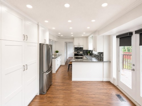 10860 Bromley Place, Richmond, BC - Indoor Photo Showing Kitchen