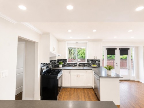 10860 Bromley Place, Richmond, BC - Indoor Photo Showing Kitchen