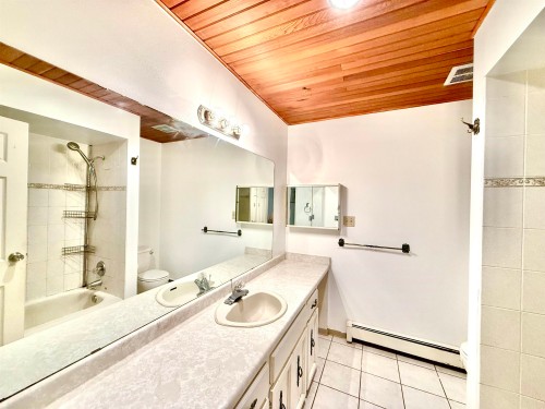 8060 Rideau Place, Richmond, BC - Indoor Photo Showing Bathroom