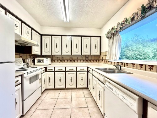 8060 Rideau Place, Richmond, BC - Indoor Photo Showing Kitchen With Double Sink