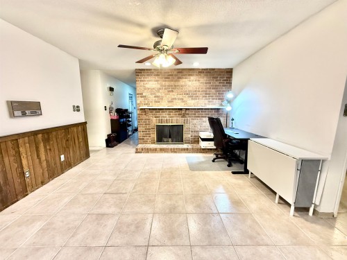 8060 Rideau Place, Richmond, BC - Indoor With Fireplace