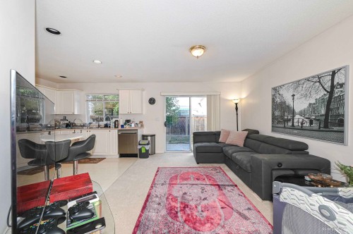 68-10000 Fisher Gate, Richmond, BC - Indoor Photo Showing Living Room