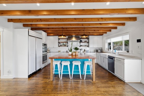 5322 Natalie Lane, Halfmoon Bay, BC - Indoor Photo Showing Kitchen