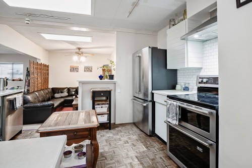 2133 Hope Street, Port Moody, BC - Indoor Photo Showing Kitchen