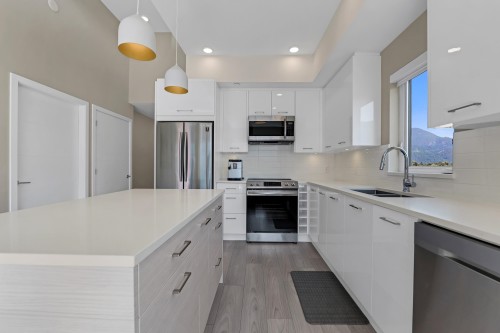 616-38033 Second Avenue, Squamish, BC - Indoor Photo Showing Kitchen With Double Sink With Upgraded Kitchen