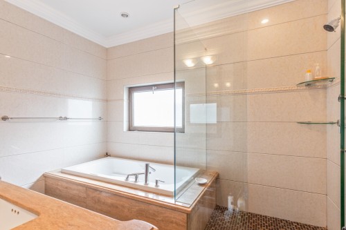 7282 Ridge Drive, Burnaby, BC - Indoor Photo Showing Bathroom