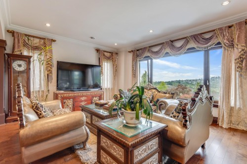 7282 Ridge Drive, Burnaby, BC - Indoor Photo Showing Living Room