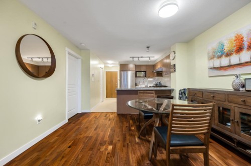 330-9500 Odlin Road, Richmond, BC - Indoor Photo Showing Dining Room